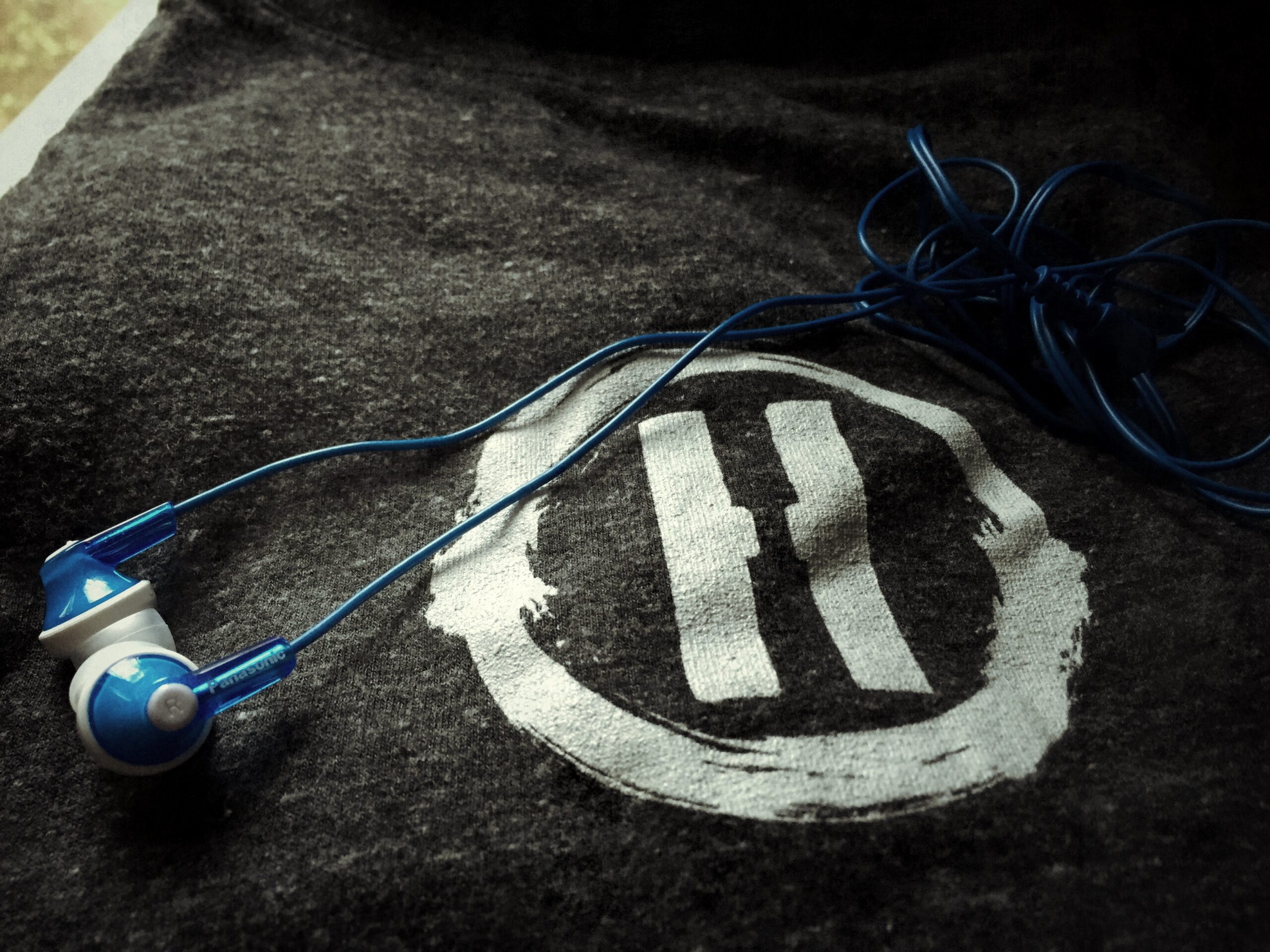 heroik shirt with ear buds